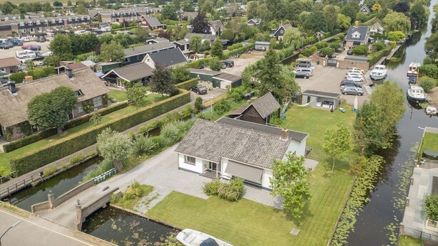 Exterior - Splendid Holiday Home With Jetty, Waterfront Terrace, Garden (Vinkeveen)