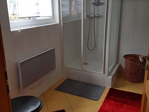 House | Bathroom | Shower, towels - Modernized Detached Holiday Home in a Unique Location in Deer Paradise (Schorbach)