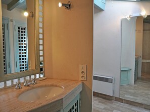 Villa | Bathroom | Bathtub - Village Home on the old Bonnieux Town Wall With Unprecedented Views (Bonnieux)