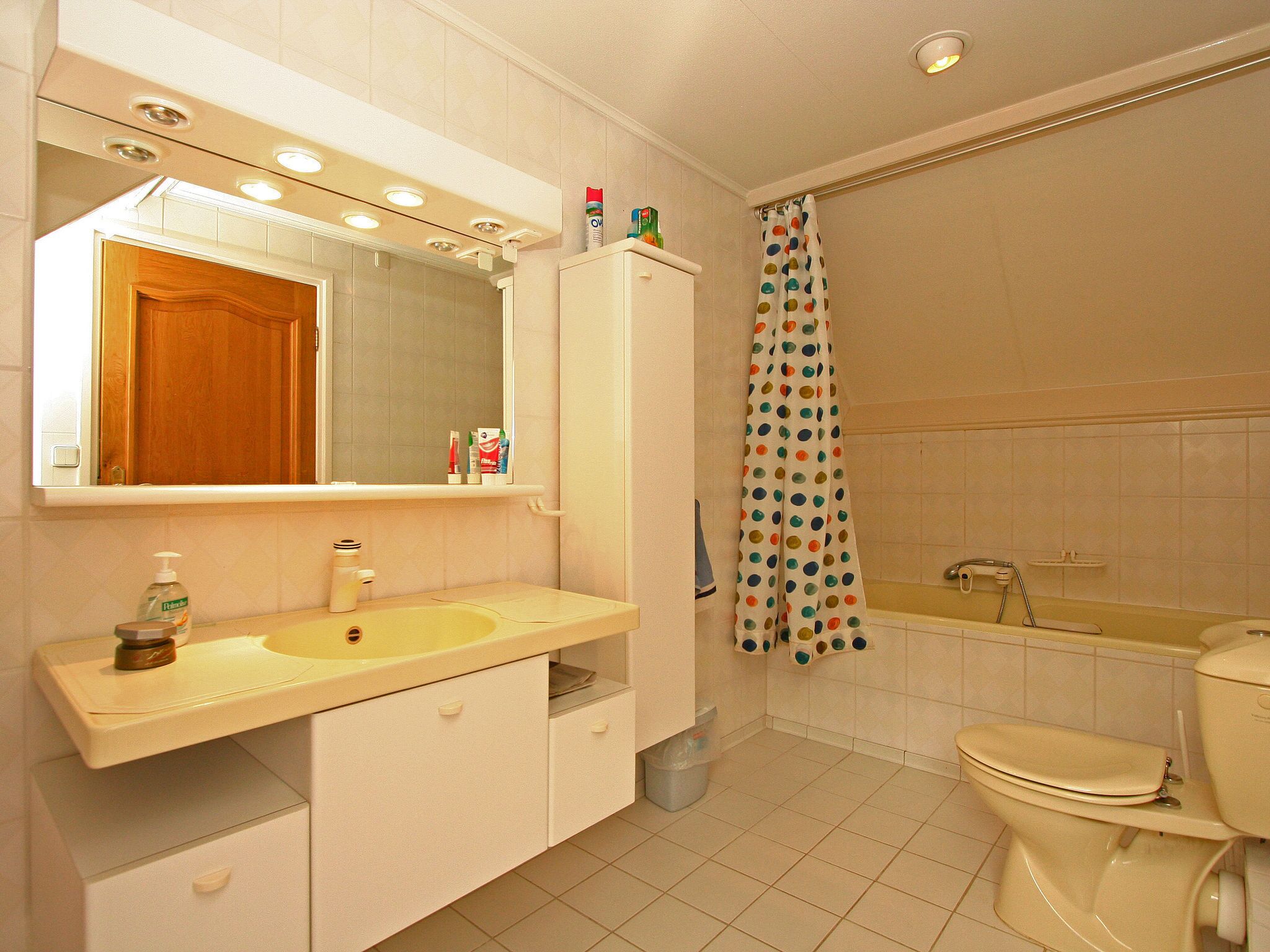 Combined shower/tub