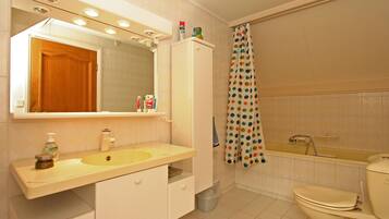 Combined shower/tub