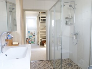 Ferienhaus | Badezimmer | Badewanne, Handtücher