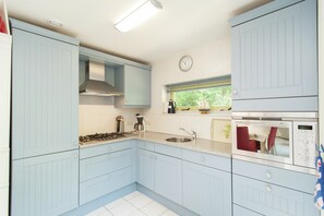 Talo | Yksityinen keittiö | Uuni, astianpesukone, syöttötuoli