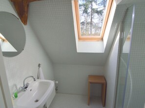 Ferienhaus | Badezimmer | Dusche, Handtücher