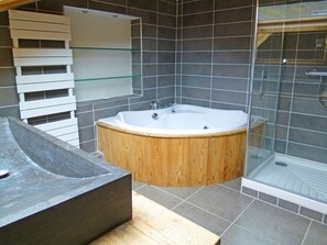 Bathtub - Luxury Chalet in Champagny-en-vanoise With Balcony (Champagny-en-Vanoise)