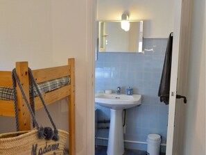 House | Bathroom | Shower, towels - Pretty Holiday Home in Tourtour France Near Lake St. Croix (Tourtour)