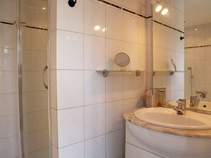 Ferienhaus | Badezimmer | Badewanne, Handtücher