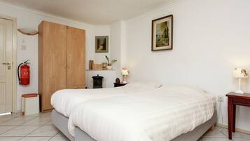 House | 1 bedroom, individually furnished, bed sheets
