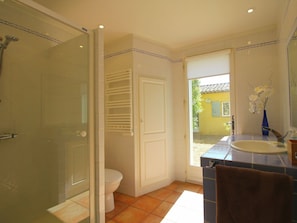 Villa | Badezimmer | Dusche, Handtücher