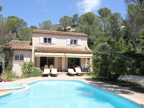 Spacious Villa at Saint-raphael With Jacuzzi
