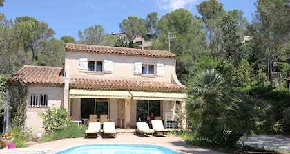 Spacious Villa at Saint-raphael With Jacuzzi
