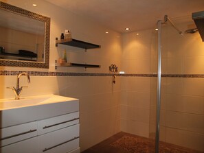 Ferienhaus | Badezimmer | Dusche, Handtücher