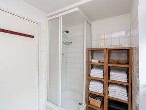 Bathroom - Quaint Holiday Home in Warffum With Garden (Warffum)