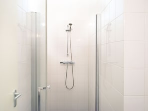 Apartment | Bathroom | Shower, hair dryer, towels