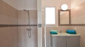 Vila | Kamar mandi | Kombinasi shower/bathtub dan handuk