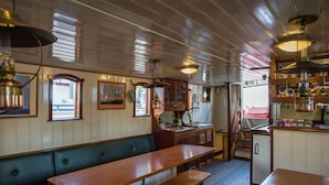 Dining - Unique Boat in Rotterdam near Town Center (Rotterdam)