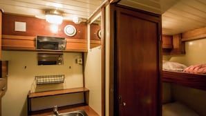 Mobile Home | Bathroom - Unique Boat in Rotterdam near Town Center (Rotterdam)