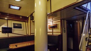 Mobile Home | Living room - Unique Boat in Rotterdam near Town Center (Rotterdam)