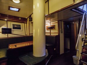 Mobile Home | Living room | DVD player, MP3 dock - Unique Boat in Rotterdam near Town Center (Rotterdam)