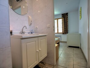 Villa | Bathroom | Towels - Lively Villa in Félines-minervois With Pool (Felines-Minervois)