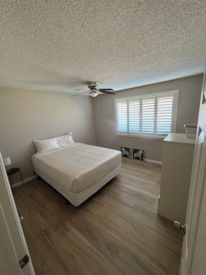 3 室のベッドルーム、デスク、アイロン / アイロン台、WiFi (無料)