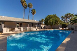 Outdoor pool - Walk or Bike to Old Town Scottsdale in a Quiet, Clean & Contemporary Sanctuary (Scottsdale)