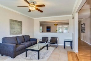 スマートテレビ、DVD プレーヤー、卓球台、書庫