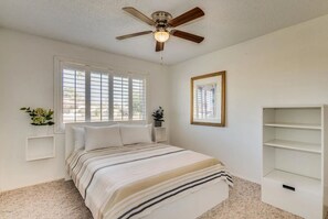 3 bedrooms, desk, iron/ironing board, free WiFi - Walk or Bike to Old Town Scottsdale in a Quiet, Clean & Contemporary Sanctuary (Scottsdale)