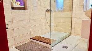 Combined shower/tub, hair dryer, towels, soap