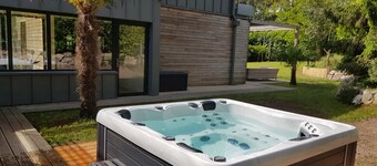Architect house with jacuzzi, hammam, gym, solarium, not overlooked 