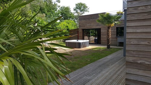 Architect-designed house with jacuzzi, hammam, gym, solarium....