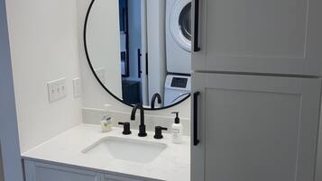 Executive Studio Suite (Trout Suite) | Bathroom | Combined shower/bathtub, hair dryer, towels, shampoo