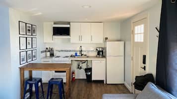 Executive Studio Suite (Trout Suite) | Private kitchen