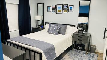 Executive Apartment (Pike Suite) | In-room safe, individually decorated, individually furnished