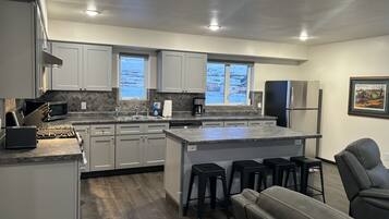 Deluxe House | Private kitchen | Fridge, oven, dishwasher, coffee/tea maker