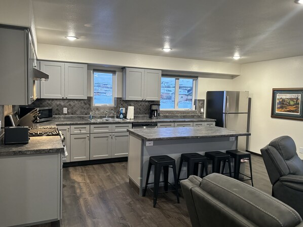 Nhà Deluxe | Bếp riêng | Tủ lạnh, lò nướng, máy rửa bát, dụng cụ pha cà phê/trà