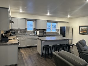 Deluxe House | Private kitchen - Noxapaga Suites (Nome)