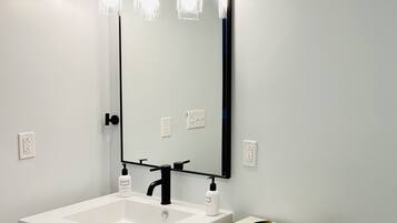 Executive Apartment (Pike Suite) | Bathroom | Combined shower/tub, hair dryer, towels, shampoo
