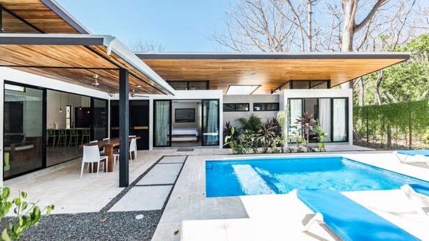 A modern house with a swimming pool, outdoor seating, and a covered patio. - Flow - Casita, For Love Of Waves (Nosara)