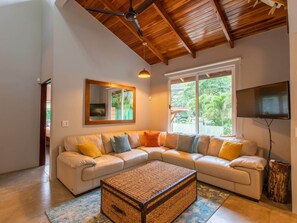 Flat-screen TV - Robins Nest, Walk to Surfing Beach (Nosara)