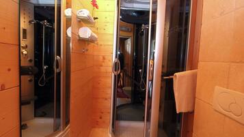 Combined shower/bathtub, towels