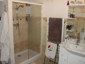 House | Bathroom | Bathtub, towels - Cozy Holiday Home at Roquebrune-sur-argens With Pool (Roquebrune-sur-Argens)