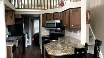 Réfrigérateur, plaque de cuisson, cafetiÚre/bouilloire, grille-pain