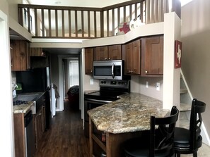 ثلاجة، موقد طهي مسطح، ماكينة لصنع القهوة/الشاي، محمصة خبز