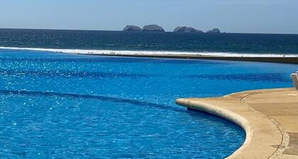 Villas Playa Blanca Zihuatanejo Guerrero Mexico hermosa villa sobre la playa
