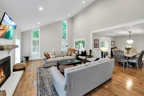 Smart TV, caminetto, videogiochi, lettore DVD