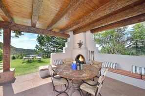 Outdoor dining - Ponderosa Estate | Secluded Luxury (Santa Fe)