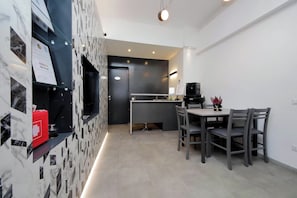 Mini réfrigérateur, machine à expresso, cafetière/bouilloire