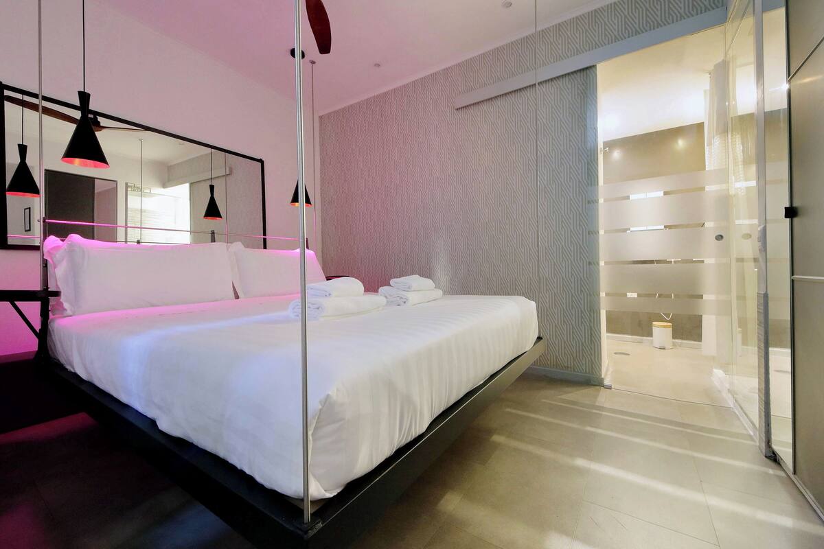 Deluxe kamer | Bedden met traagschuimmatrassen, een minibar, een kluis op de kamer