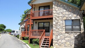 Un bâtiment en pierre de deux étages, doté d’un balcon à l’étage supérieur.